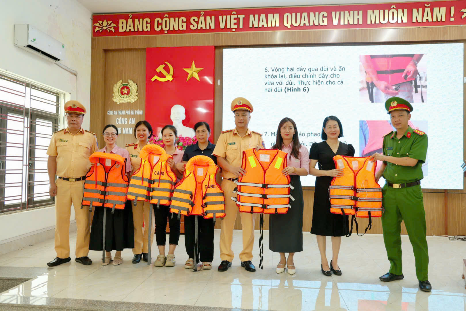 Phòng Cảnh sát giao thông: Tuyên truyền an toàn giao thông và phòng, chống đuối nước cho hơn 150 giáo viên trên địa bàn phường Nam Triệu